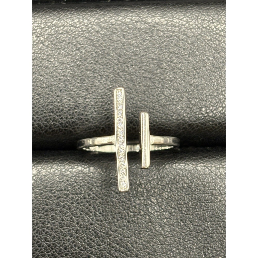 New Condition Sterling Silver Cubic Zirconia "T" Ring Size 7 E4